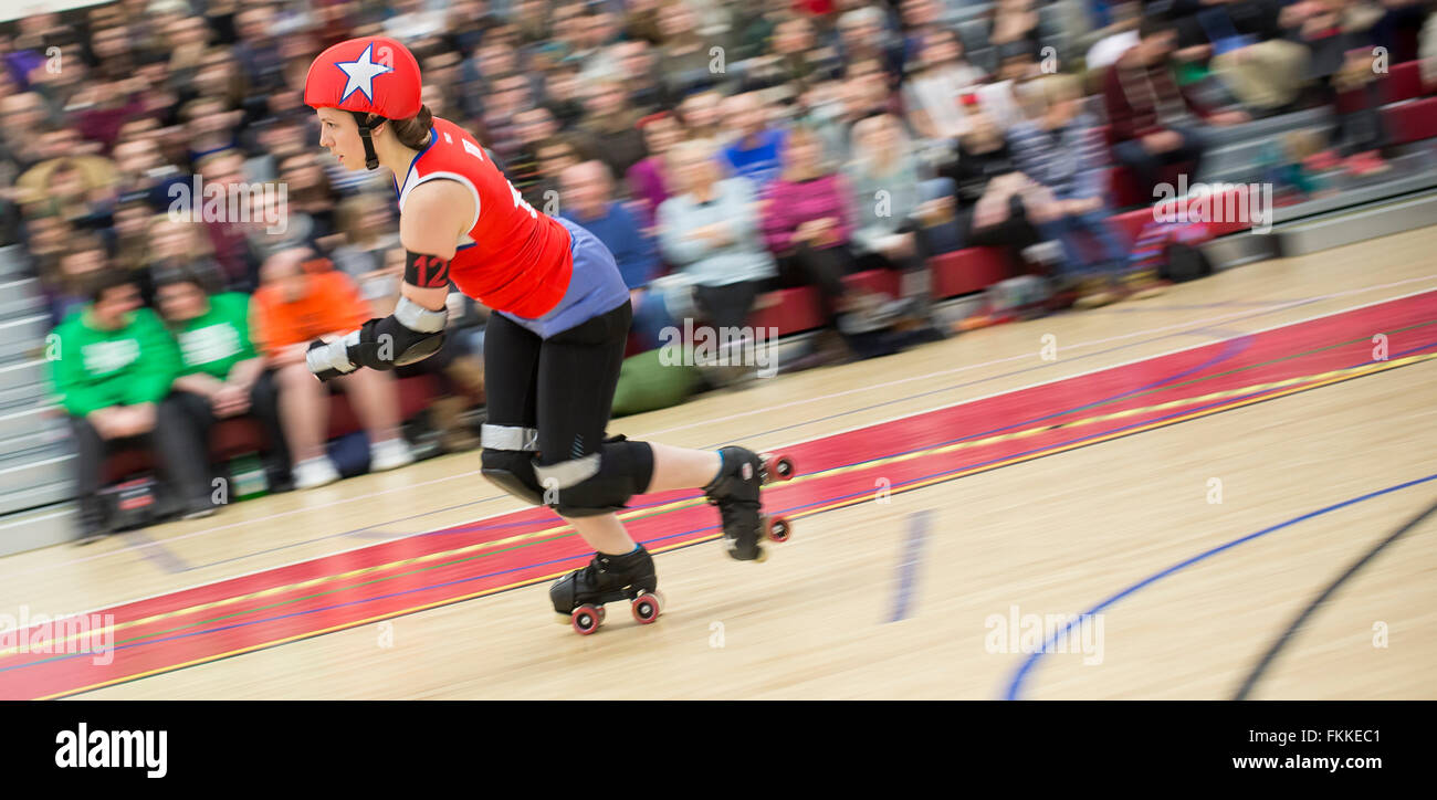 Il porto di Bristol Meretrici Roller Derby presso il Campus di saggio, Filton Bristol. 7 Dicembre 2013 Foto Stock