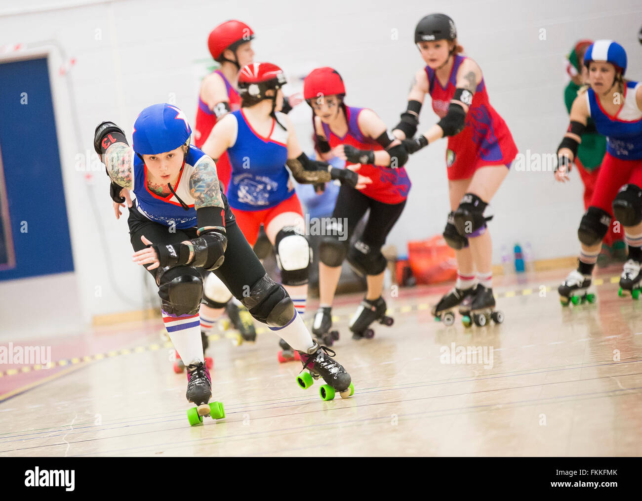 Il porto di Bristol Meretrici Roller Derby presso il Campus di saggio, Filton Bristol. 7 Dicembre 2013 Foto Stock