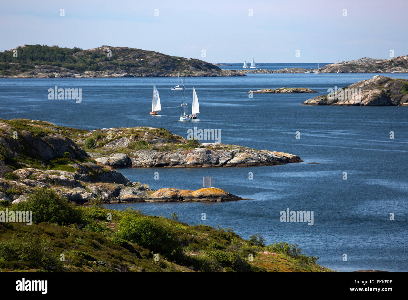 Barche a vela arcipelago attraverso, vicino a Marstrand, a sud-ovest della Svezia, Svezia, Scandinavia, Europa Foto Stock