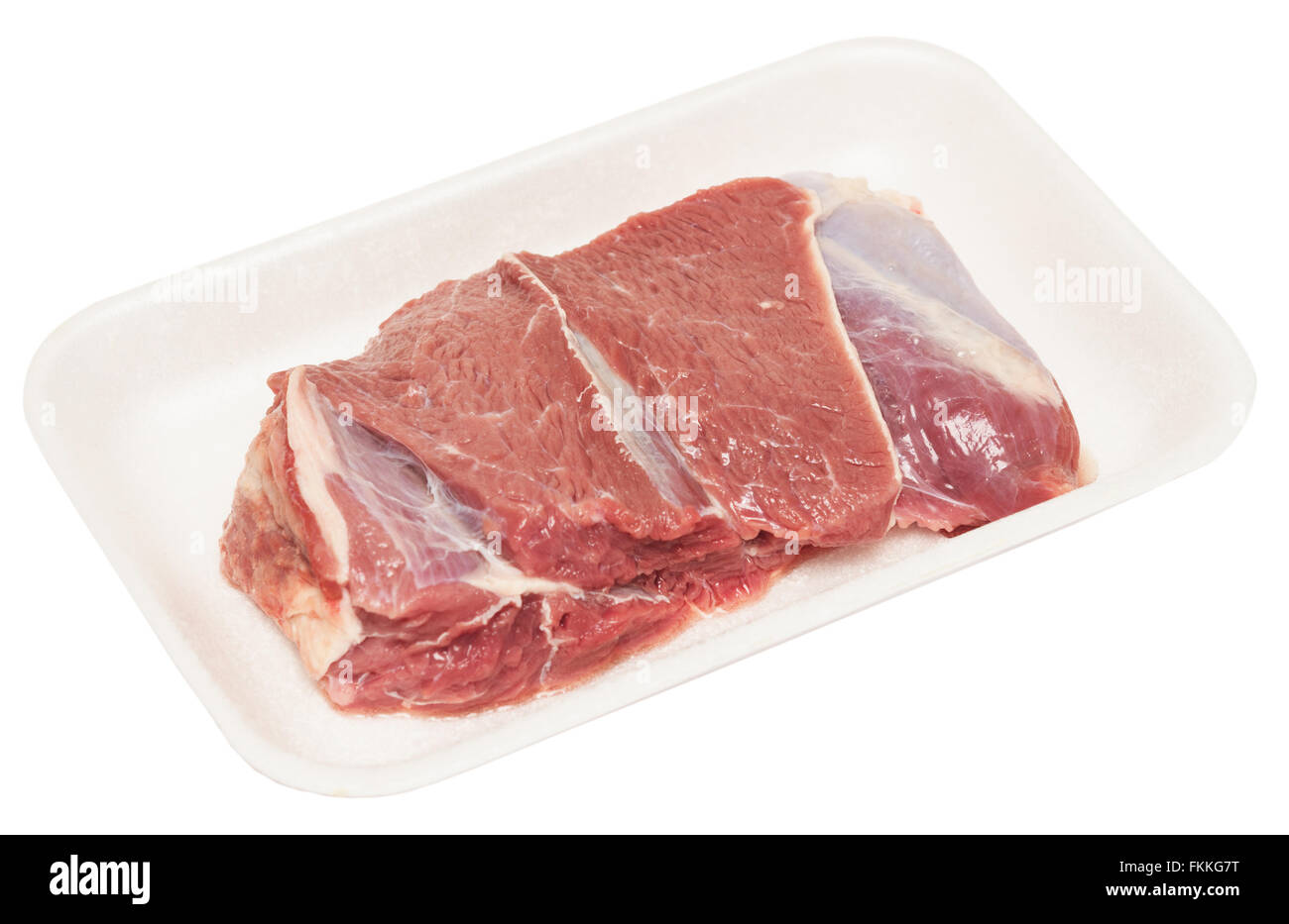 Carne cruda nel vassoio di plastica isolati su sfondo bianco Foto Stock