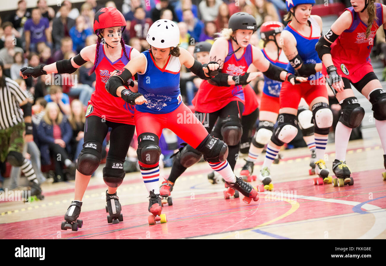 Il porto di Bristol Meretrici Roller Derby presso il Campus di saggio, Filton Bristol. 7 Dicembre 2013 Foto Stock