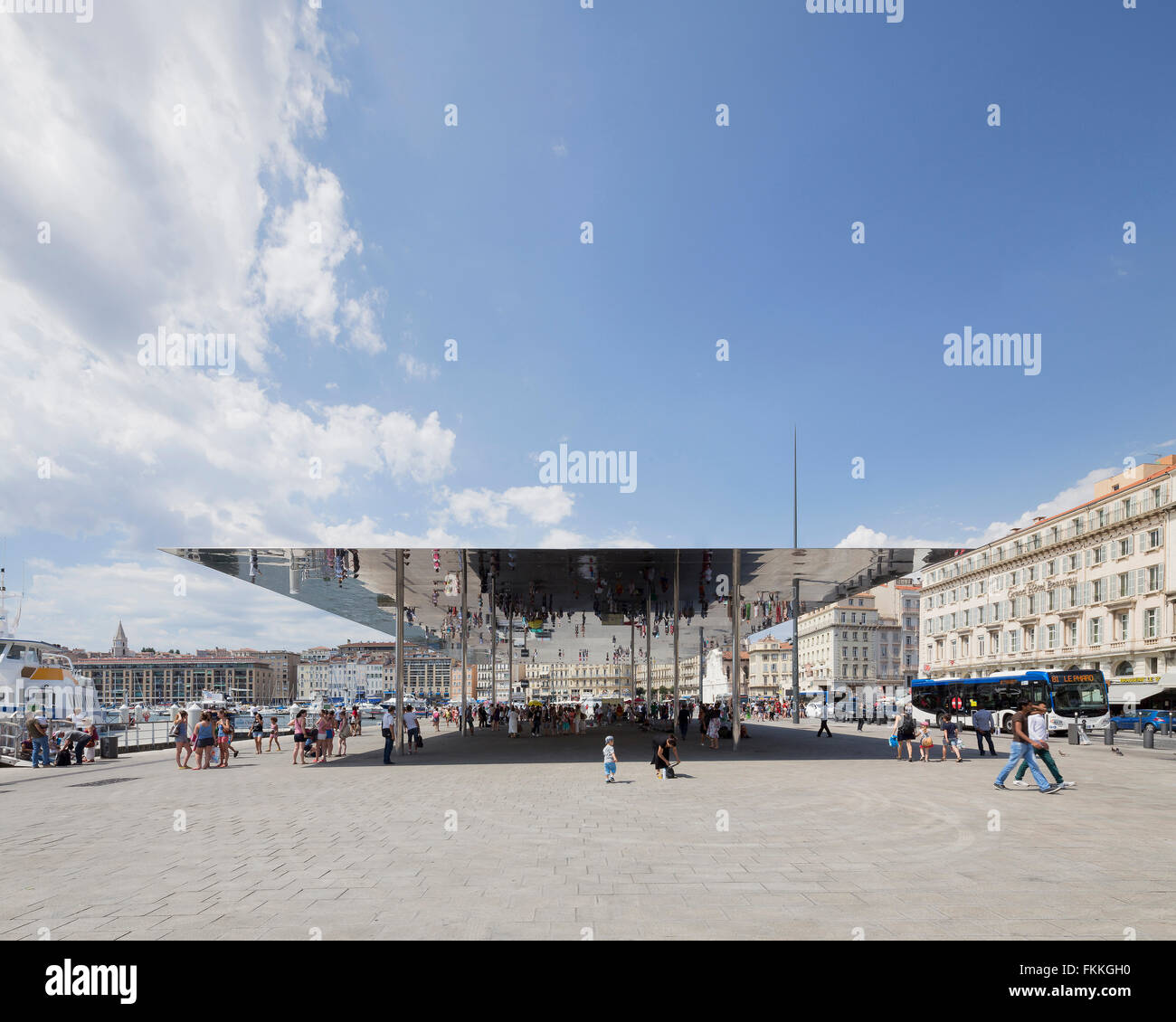 Un grande padiglione riflettente in Francia, un gran numero di persone può essere visto al di sotto di esso. Foto Stock