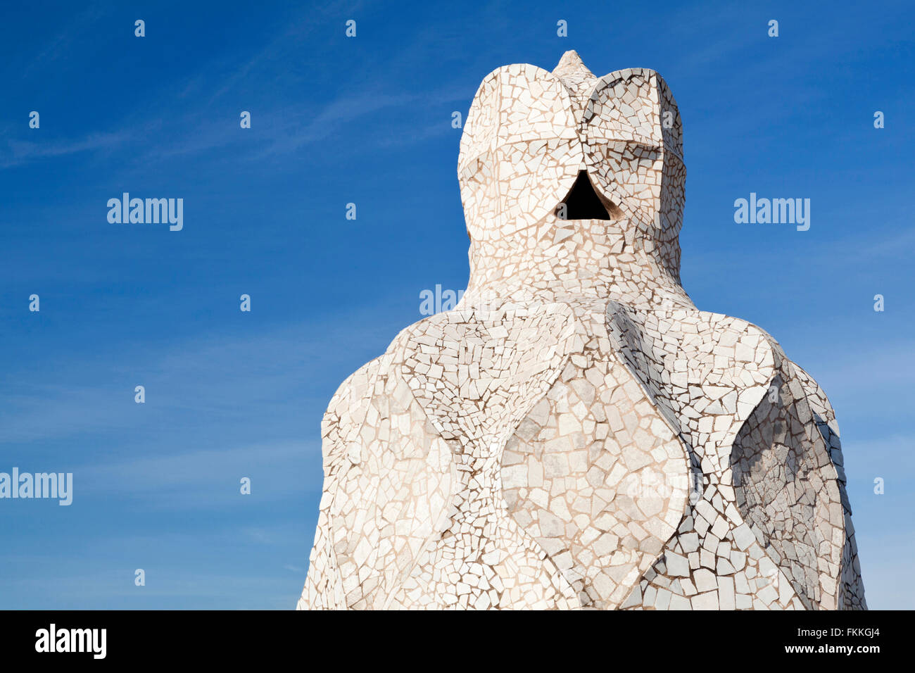 Una vista da sotto della scultorea dell'albero di ventilazione sulla terrazza sul tetto di La Pedrera in Spagna. Foto Stock