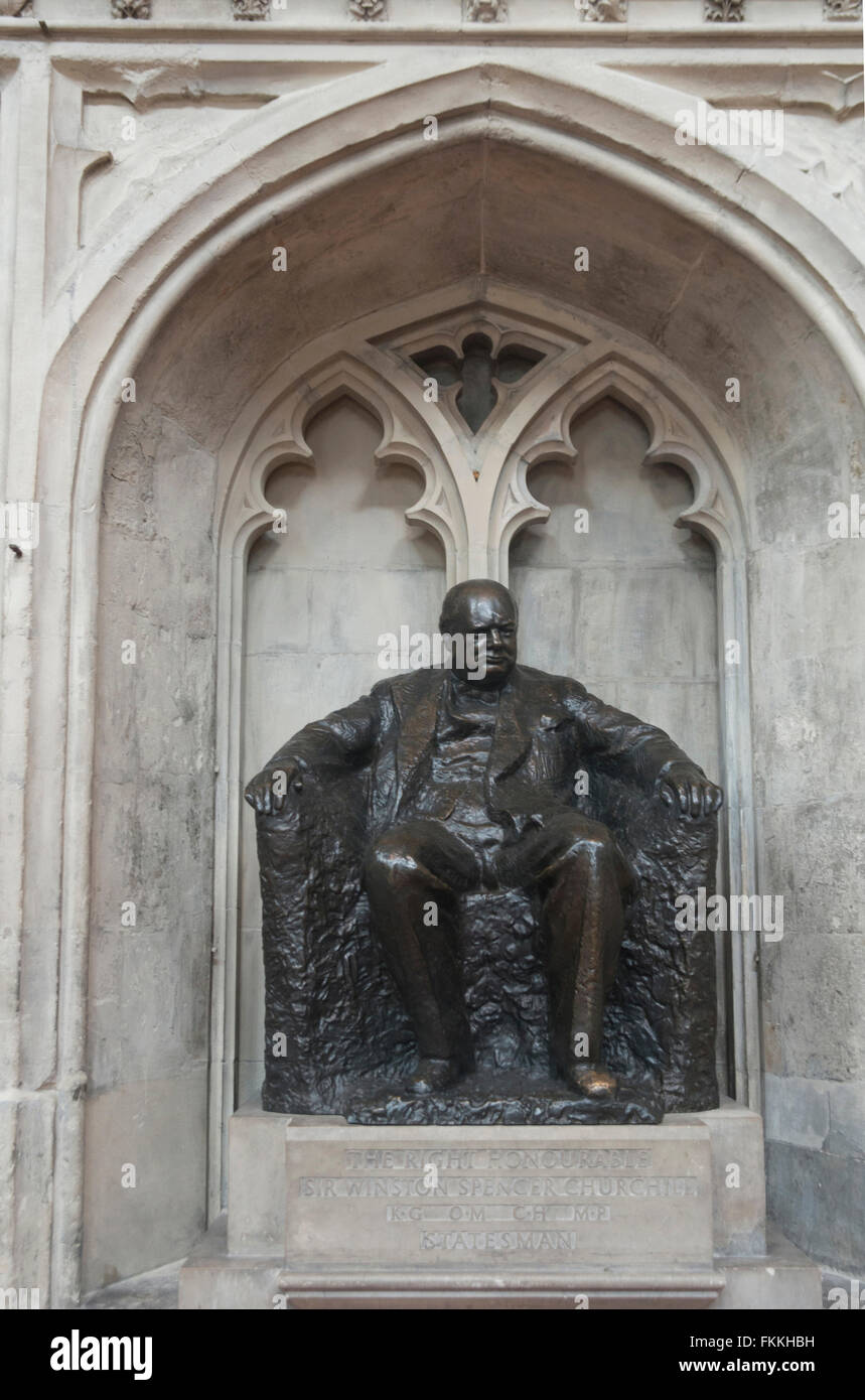 Una vista dal di sotto del Memorial a Winston Churchill nella città di Londra. Foto Stock