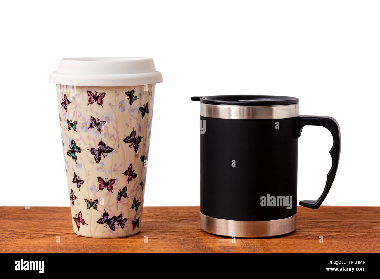 Isolati due tazze da caffè su di un tavolo di legno. Foto Stock