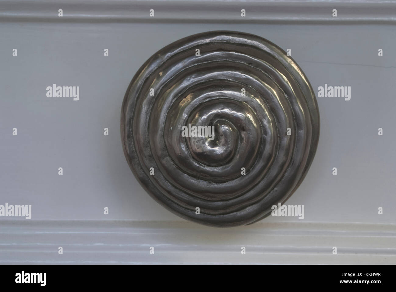 Maniglie delle porte sulla parte anteriore dell'edilizia residenziale. Foto Stock