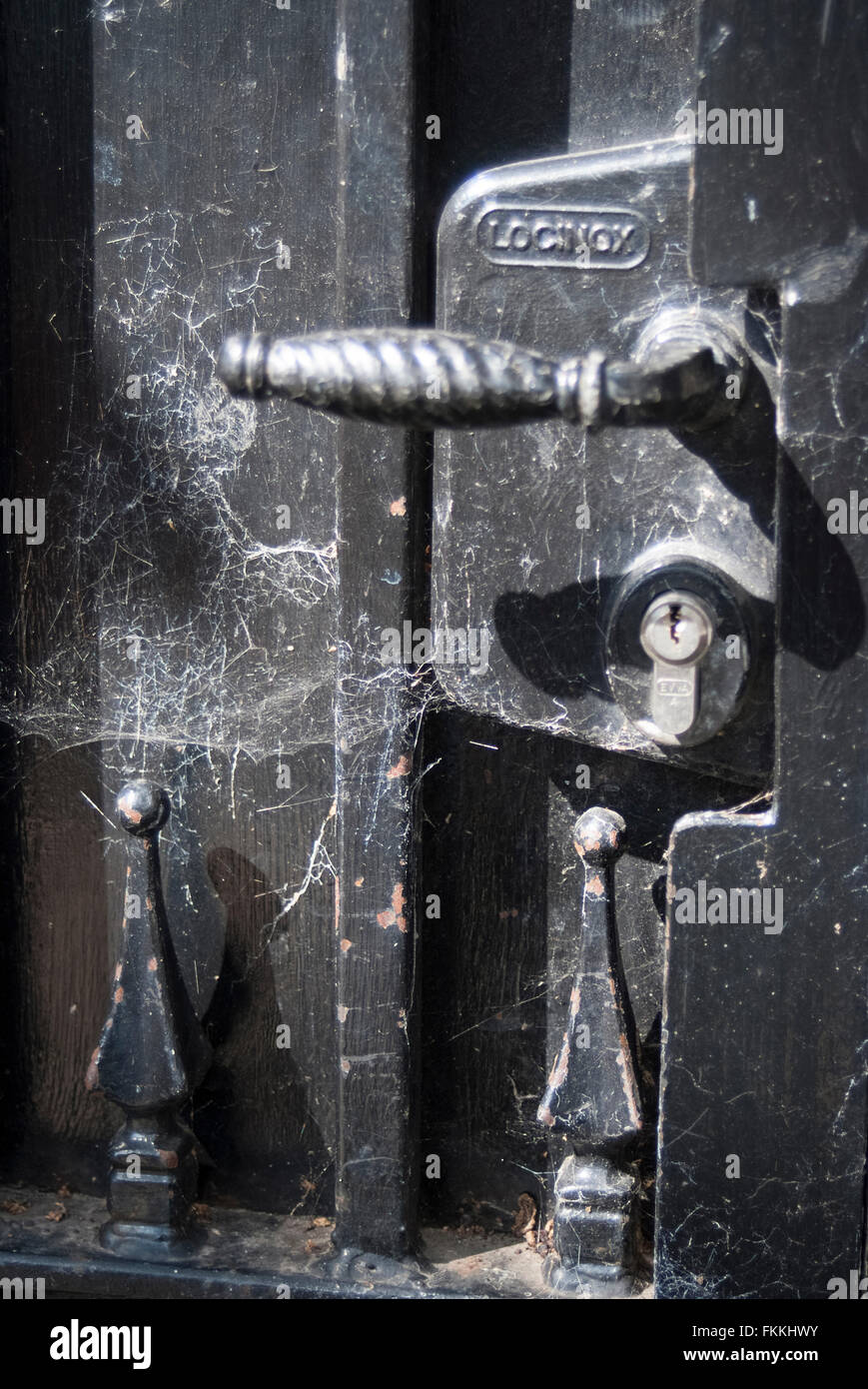 Maniglie delle porte sulla parte anteriore dell'edilizia residenziale. Foto Stock