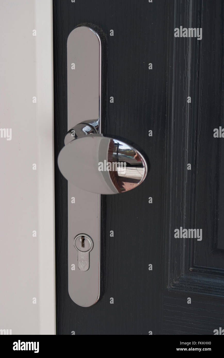 Maniglie delle porte sulla parte anteriore dell'edilizia residenziale. Foto Stock