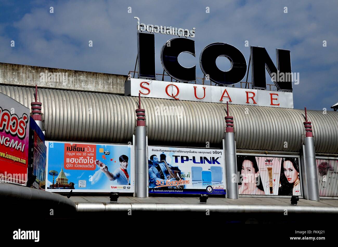 Chiang Mai, Thailandia - Dicembre 22, 2012: cartelli pubblicitari ornano la facciata di una galleria per lo shopping Foto Stock