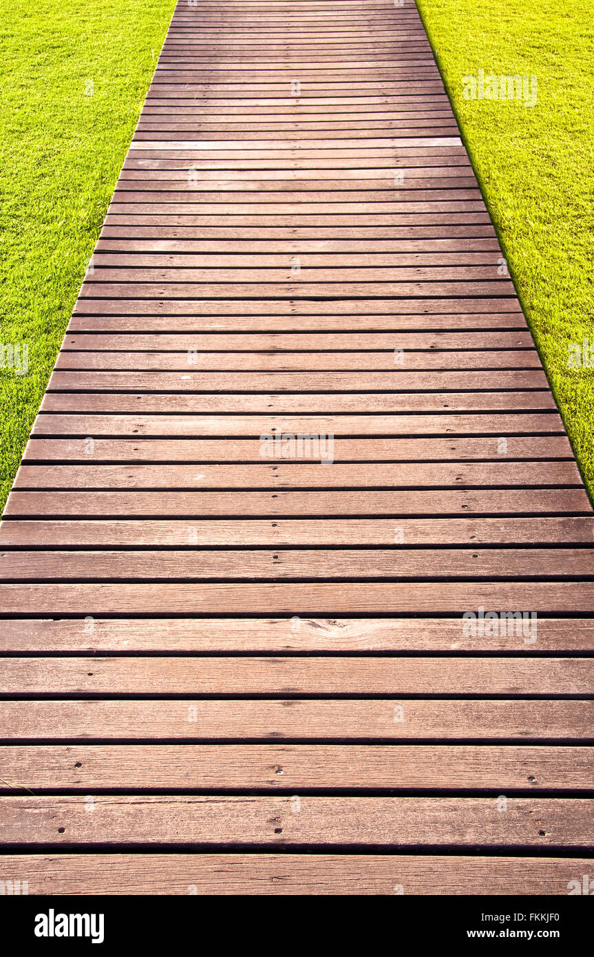 Percorso di legno in erba Foto Stock