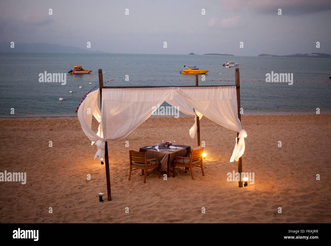 Tavolo per la cena sulla spiaggia sulla spiaggia di Bophut ,Koh Samui, Thailandia Foto Stock