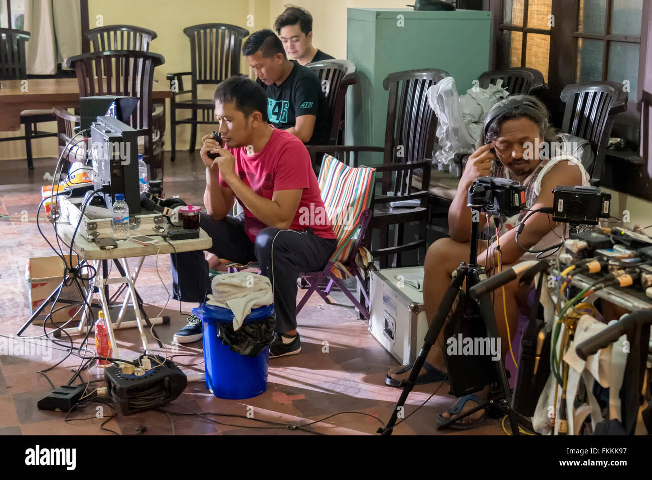 Jogjakarta, Indonesia. 8 Marzo, 2016. Il direttore Hanung Bramantyo e aiutando direttore Faozan Rizal guarda il monitor della telecamera durante le riprese del film Rudy Habibie dell 8 marzo 2016 in Jogjakarta. Credito: Maroš Markovic/Alamy Live News Foto Stock