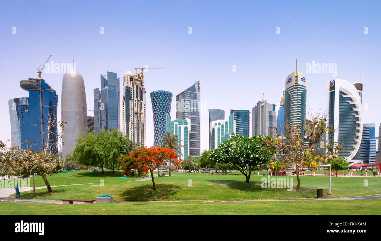 Giorno skyline di torri di uffici in West Bay business district a Doha in Qatar Foto Stock