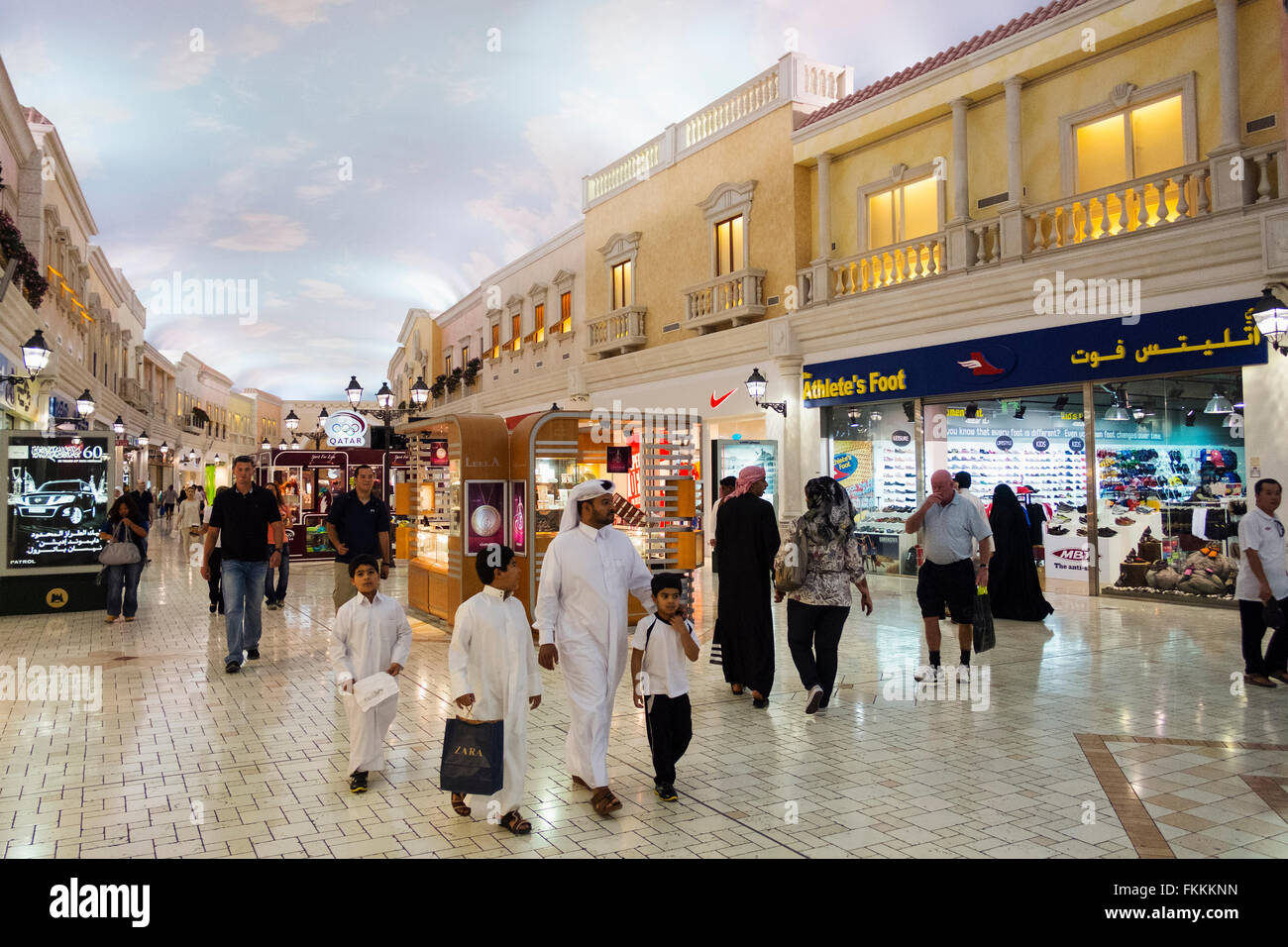 Interno del villaggio shopping mall a Doha in Qatar Foto Stock