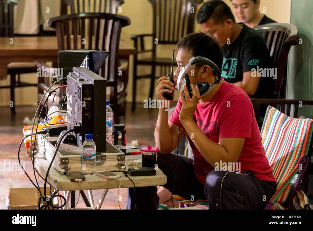 Jogjakarta, Indonesia. 8 Marzo, 2016. Il direttore Hanung Bramantyo orologi il monitor della telecamera durante le riprese del film Rudy Habibie dell 8 marzo 2016 in Jogjakarta. Credito: Maroš Markovic/Alamy Live News Foto Stock