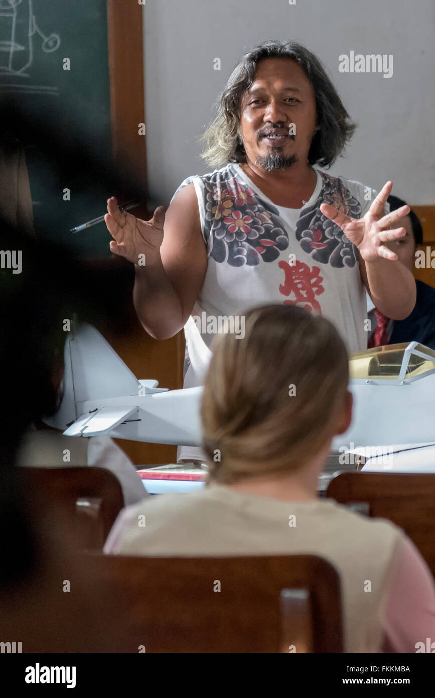 Jogjakarta, Indonesia. 8 Marzo, 2016. Il direttore aiuta Faozan Rizal durante le riprese del nuovo film sul presidente indonesiano Bacharuddin Jusuf Habibie dell 8 marzo 2016 in Jogjakarta. Credito: Maroš Markovic/Alamy Live News Foto Stock