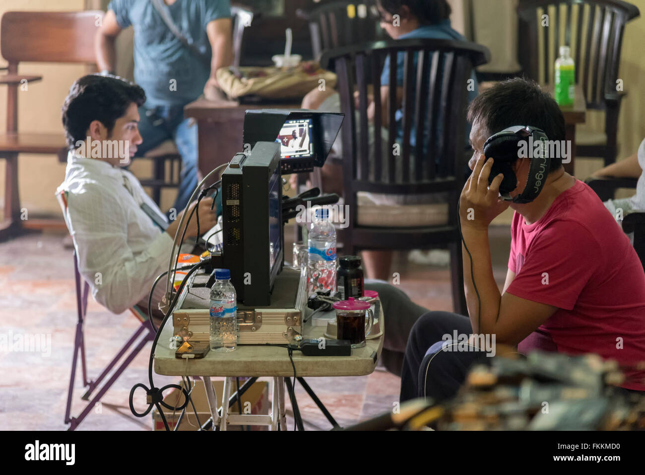 Jogjakarta, Indonesia. 8 Marzo, 2016. Il direttore Hanung Bramantyo e attore Reza Rahadian guarda il monitor della telecamera durante le riprese del film Rudy Habibie dell 8 marzo 2016 in Jogjakarta. Credito: Maroš Markovic/Alamy Live News Foto Stock