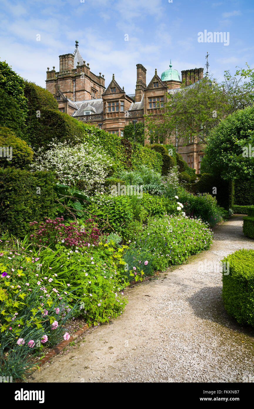 Mista confine erbaceo nel giardino ornamentale a Holker Hall in Cumbria Regno Unito Foto Stock
