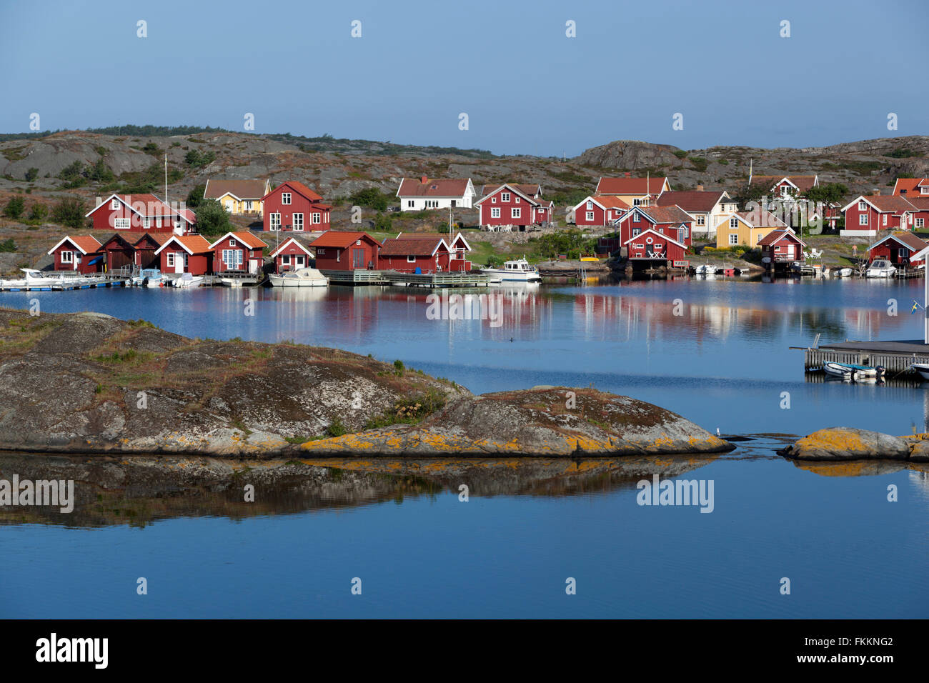 Vista di rosso falu case di pescatori, Stocken, Orust, Bohuslän, sulla costa sud-ovest della Svezia, Svezia, Scandinavia, Europa Foto Stock