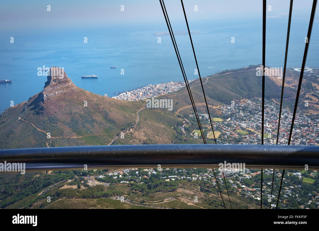 Vista di testa di leone e la fascia costiera dalla cabinovia di Table Mountain Foto Stock