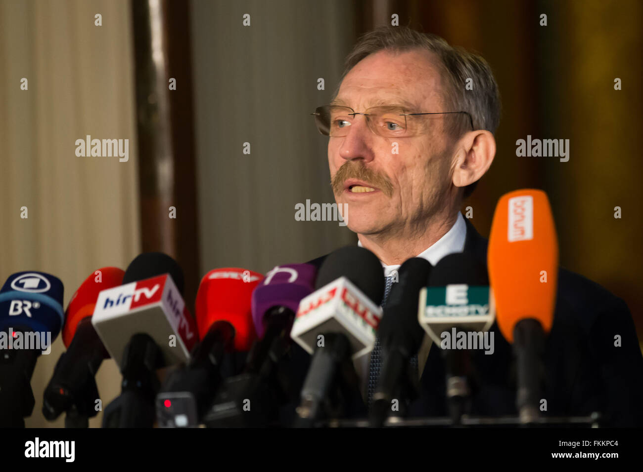 Budapest, Ungheria. 9 Mar, 2016. Ungherese il ministro degli interni Sandor Pinter risolve una conferenza stampa tenutasi a Budapest, capitale di Ungheria, il 9 marzo 2016. Ungheria ha dichiarato un migrante della situazione di crisi in tutto il paese ed è in aumento di pattuglie di frontiera come risultato, ungherese il ministro degli interni Sandor Pinter ha annunciato qui il mercoledì. © Attila Volgyi/Xinhua/Alamy Live News Foto Stock