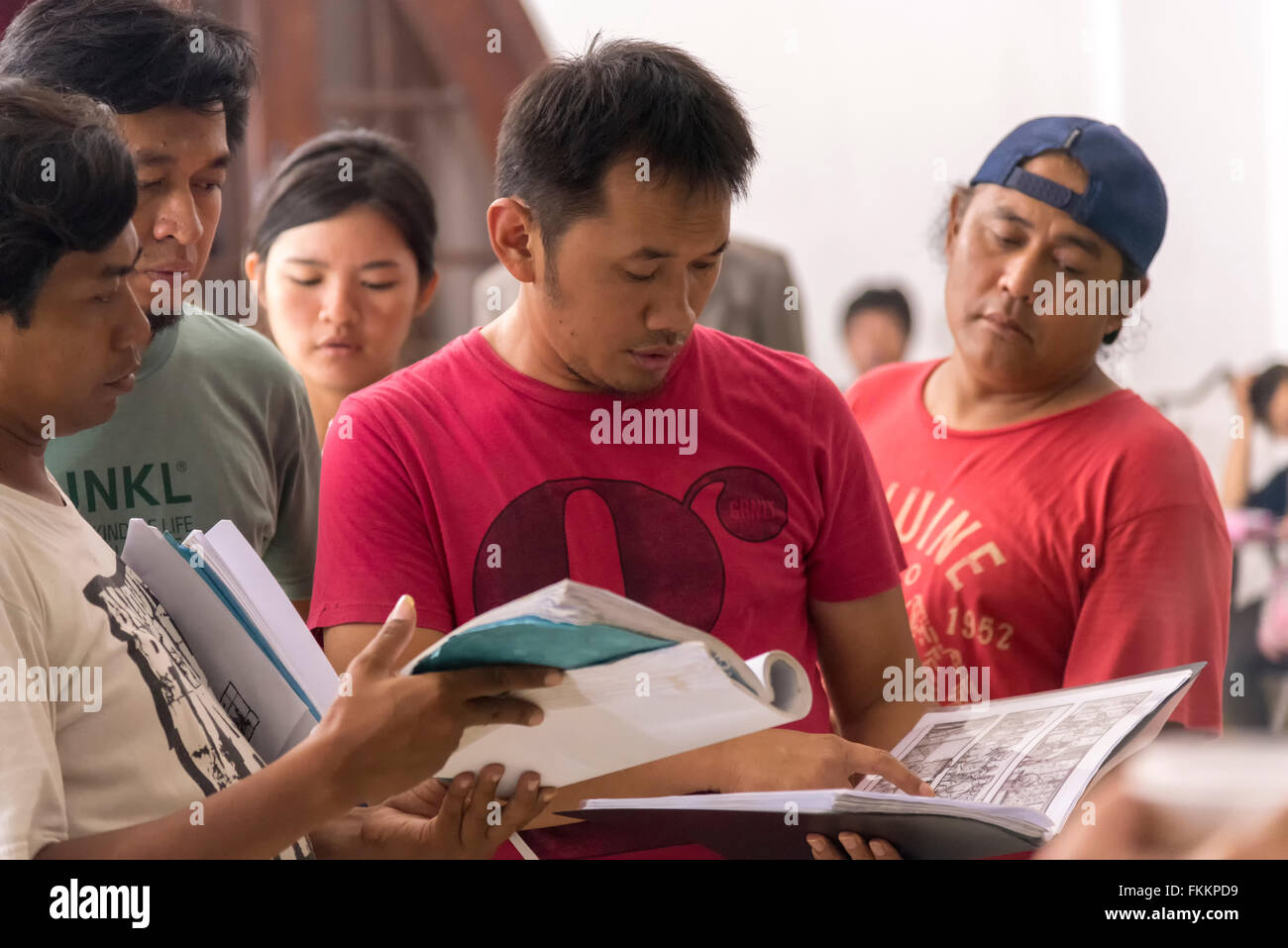 Jogjakarta, Indonesia. 8 Marzo, 2016. Il direttore Hanung Bramantyo consulting lo scenario durante le riprese del nuovo film sul presidente indonesiano Bacharuddin Jusuf Habibie dell 8 marzo 2016 in Jogjakarta. Credito: Maroš Markovic/Alamy Live News Foto Stock
