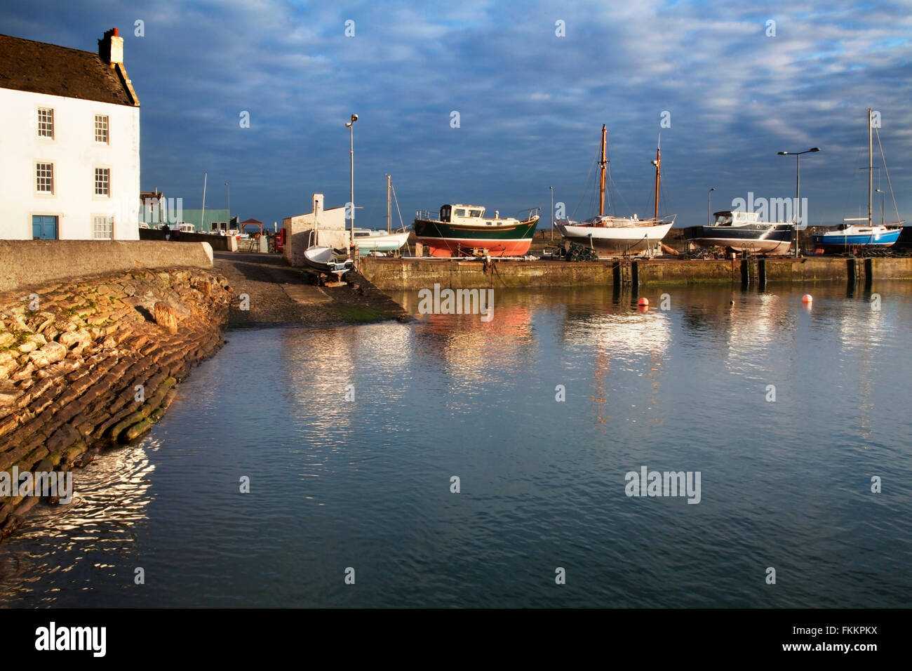 Le barche nel porto di St Monans East Neuk di Fife Scozia Scotland Foto Stock