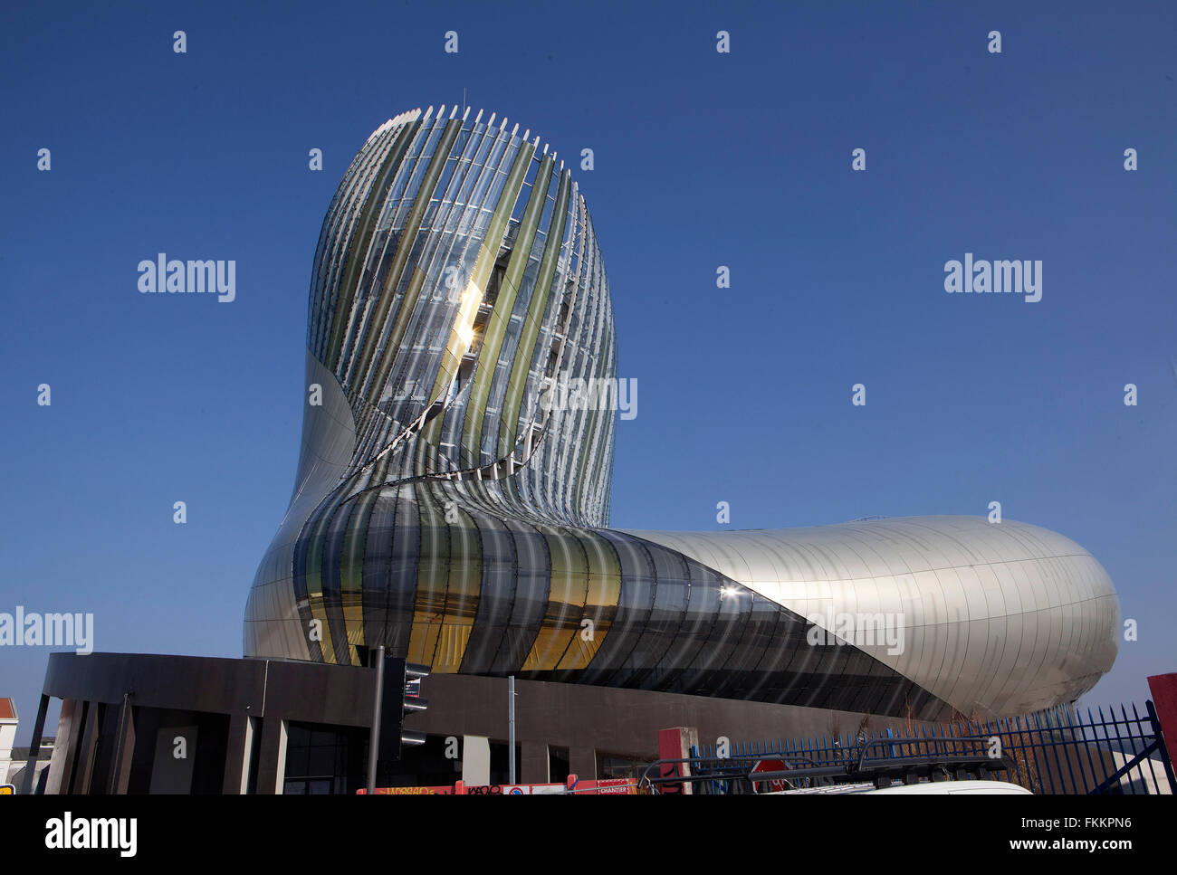 Bordeaux,Francia: Cité du Civilations du Vin (con il tram n. B) Foto Stock