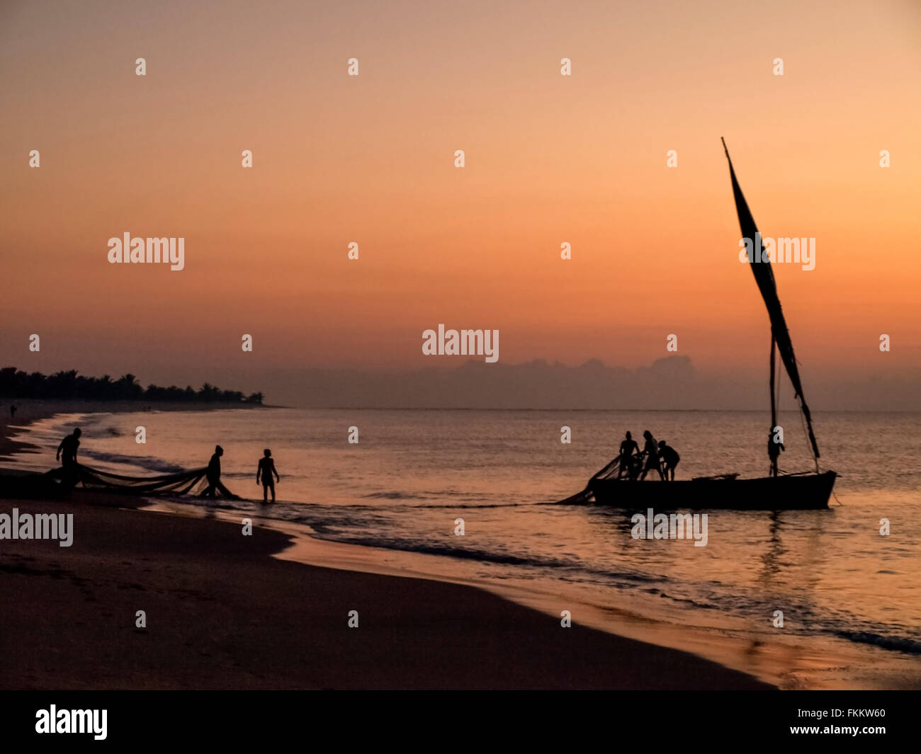 Mozambico Inhambane Africa meridionale la pesca su un dhow di sunrise Foto Stock