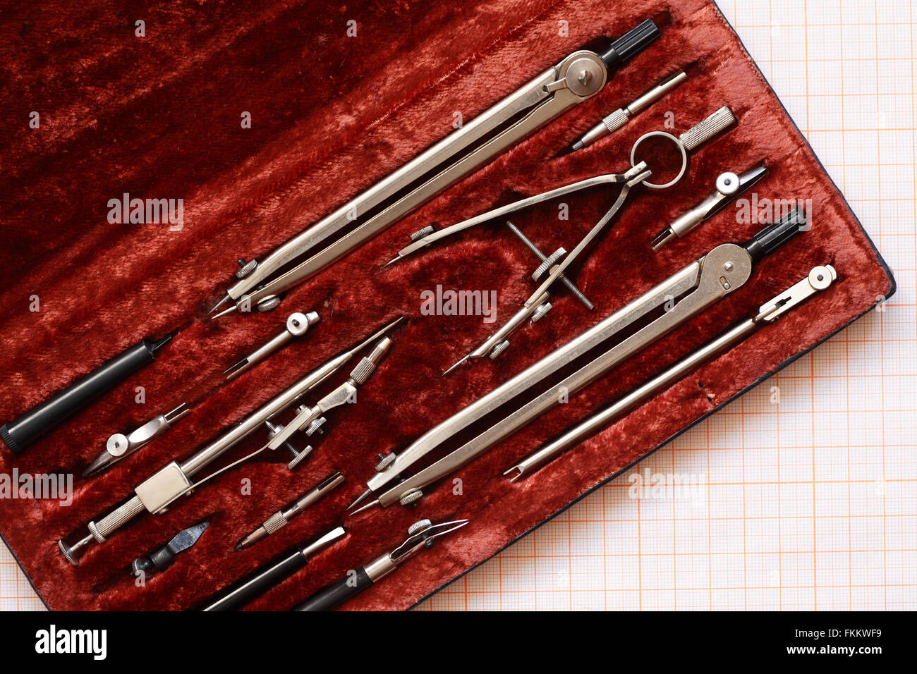 Set di vintage strumento di disegno nella casella su un foglio di carta millimetrata Foto Stock