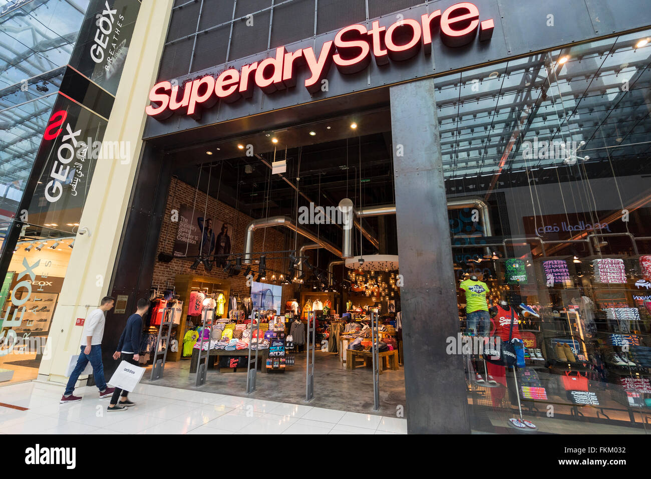 Superdry store immagini e fotografie stock ad alta risoluzione - Alamy