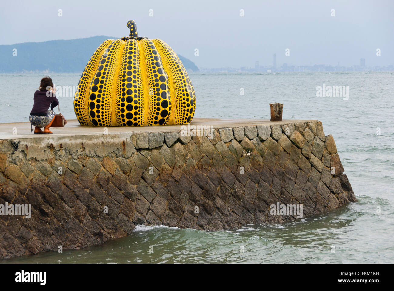 "Pumpkin' scultura di Yayoi Kusama sull isola di Naoshima in Giappone Foto Stock