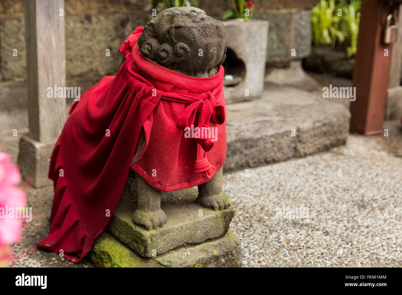 Komainu (狛犬・胡麻犬?), spesso chiamata lion-cani in inglese, statua sono coppie di lion-like creature, destinata ad allontanare gli spiriti maligni. Foto Stock