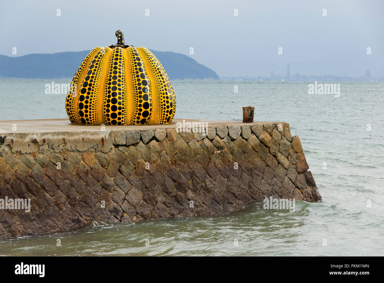 "Pumpkin' scultura di Yayoi Kusama sull isola di Naoshima in Giappone Foto Stock