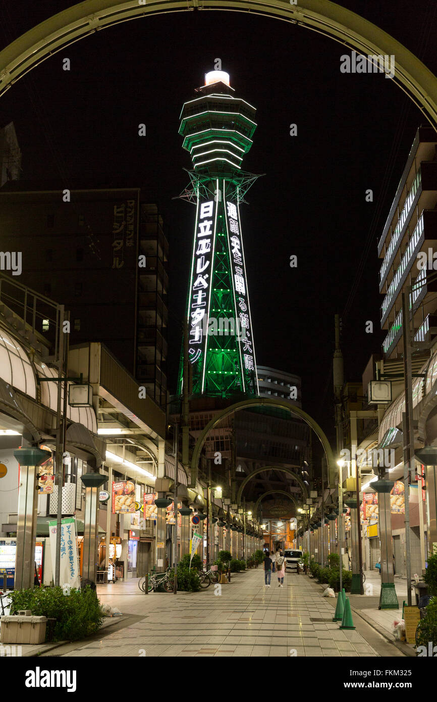 Torre Tsutenkaku di notte, Shinsekai distretto di Naniwa-ku, Osaka, Giappone. Foto Stock