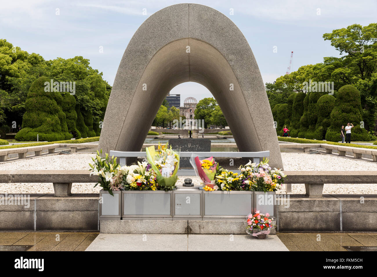 Il cenotafio per la bomba a vittime di Hiroshima Peace Memorial, Hiroshima, Giappone Foto Stock