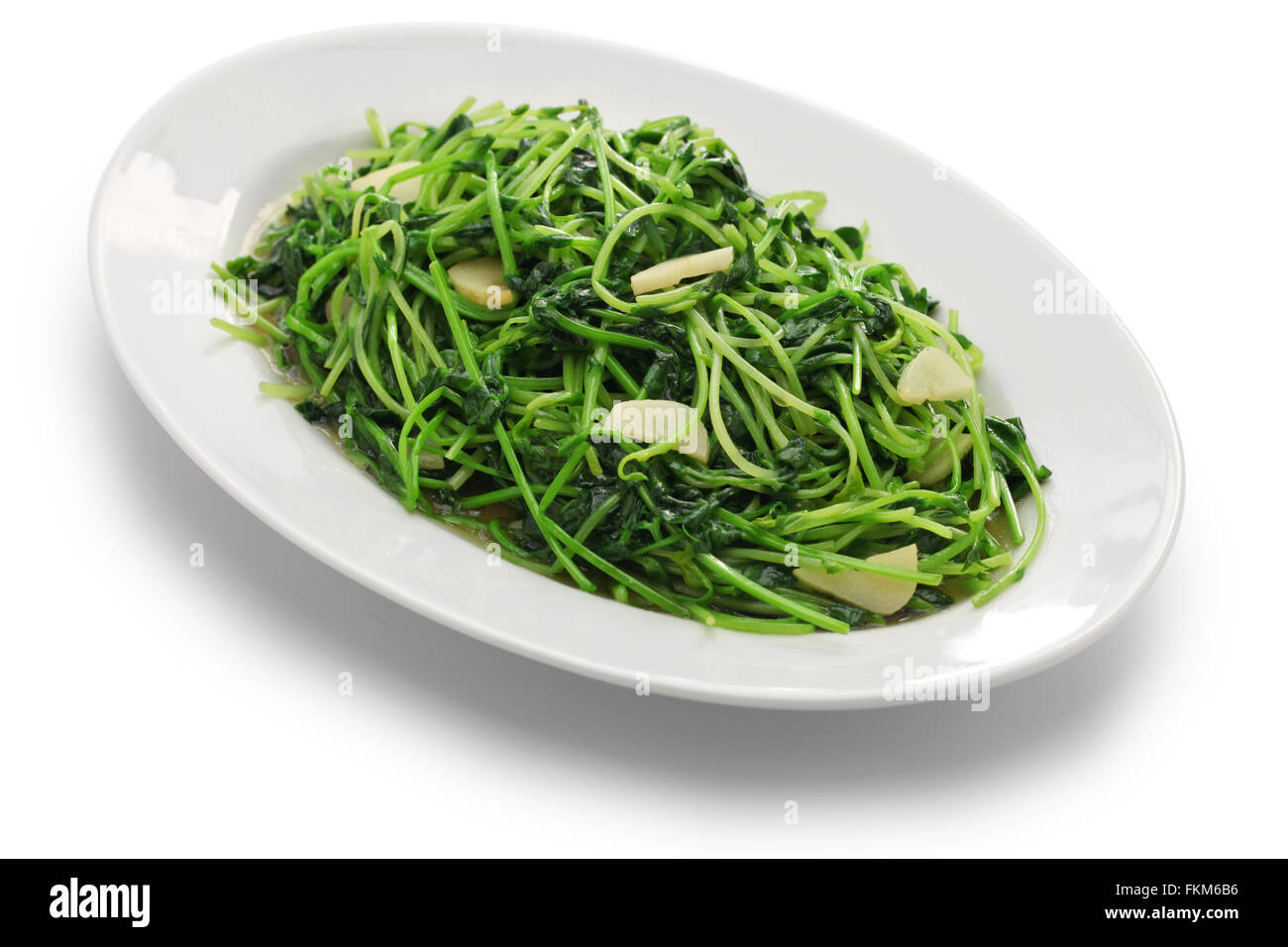 Saltate in padella i germogli di pisello con aglio, cucina cinese Foto Stock