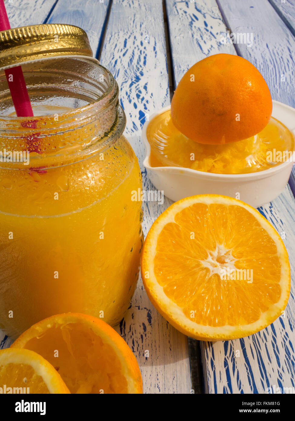 Il succo di arancia in vetro su un tavolo di legno Foto Stock