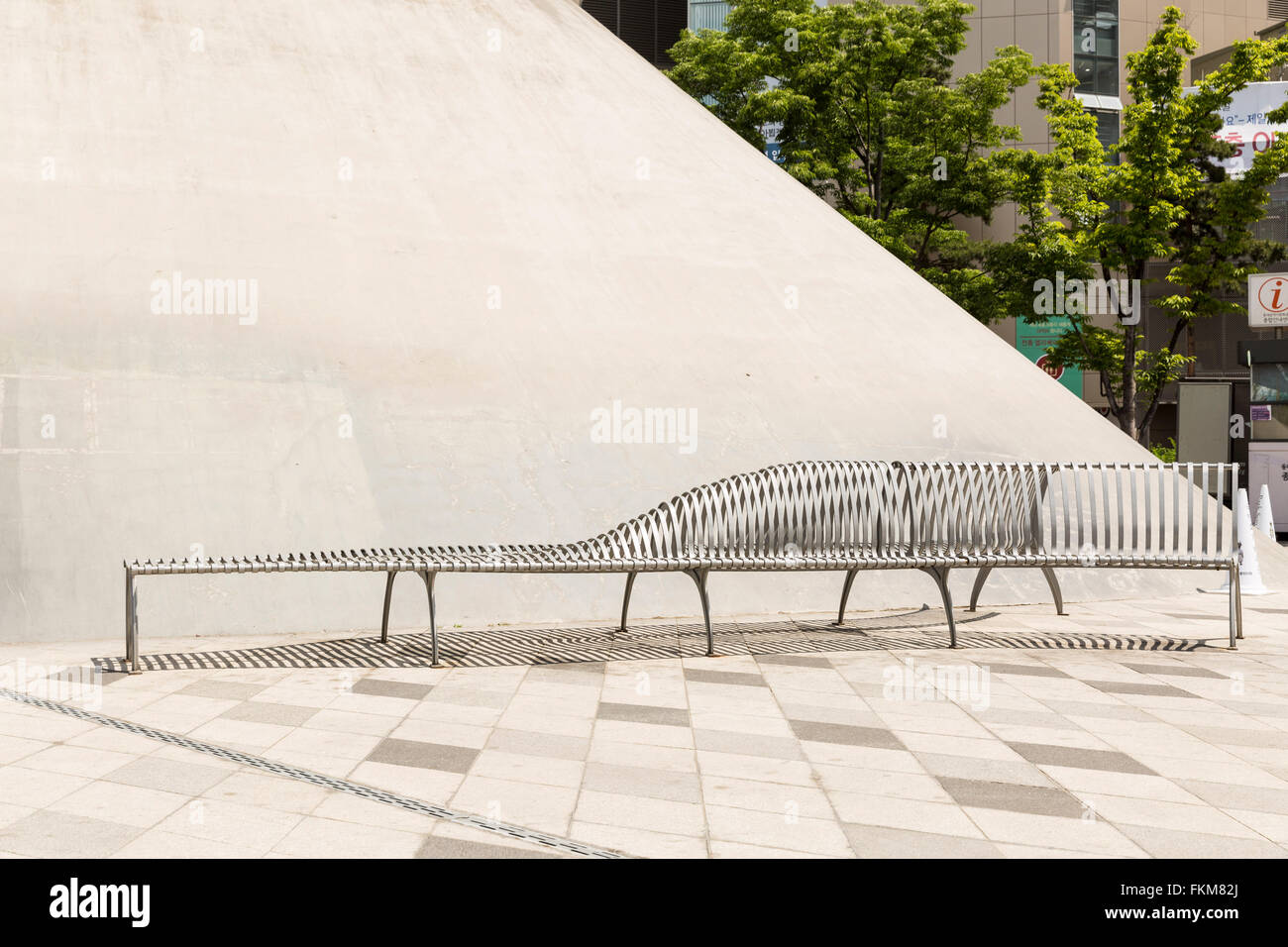 Panca, design di Dongdaemun Plaza, Seoul, Corea del Sud. Foto Stock