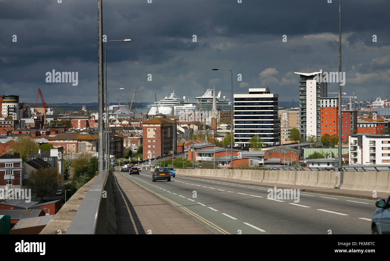 Vista della crociera e Southampton Itchen dal ponte Foto Stock