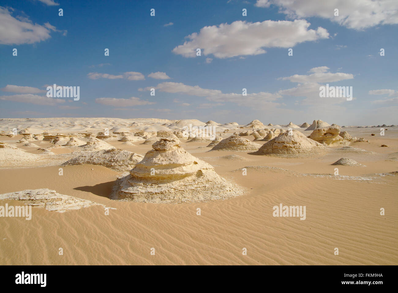 Yardangs e sabbia, formazione di roccia nel deserto bianco, Egitto Foto Stock