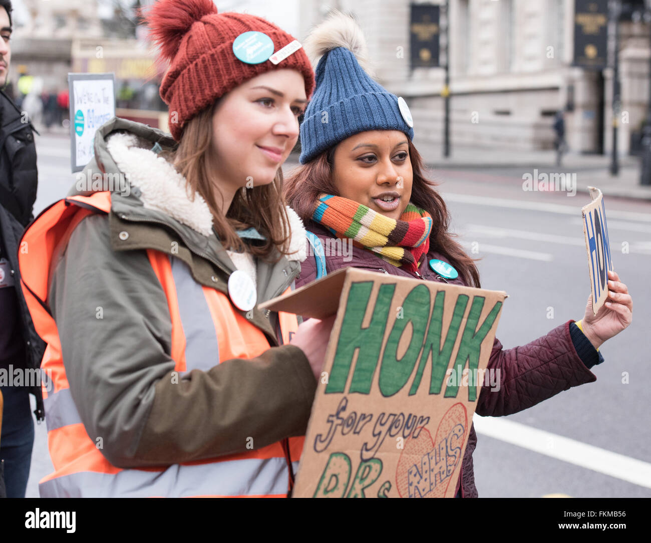A Londra il 9 marzo 2016, NHS Junior medici picket, St Thomas Hospital, Westminster, due junior protesta medici Credito: Ian Davidson/Alamy Live News Foto Stock