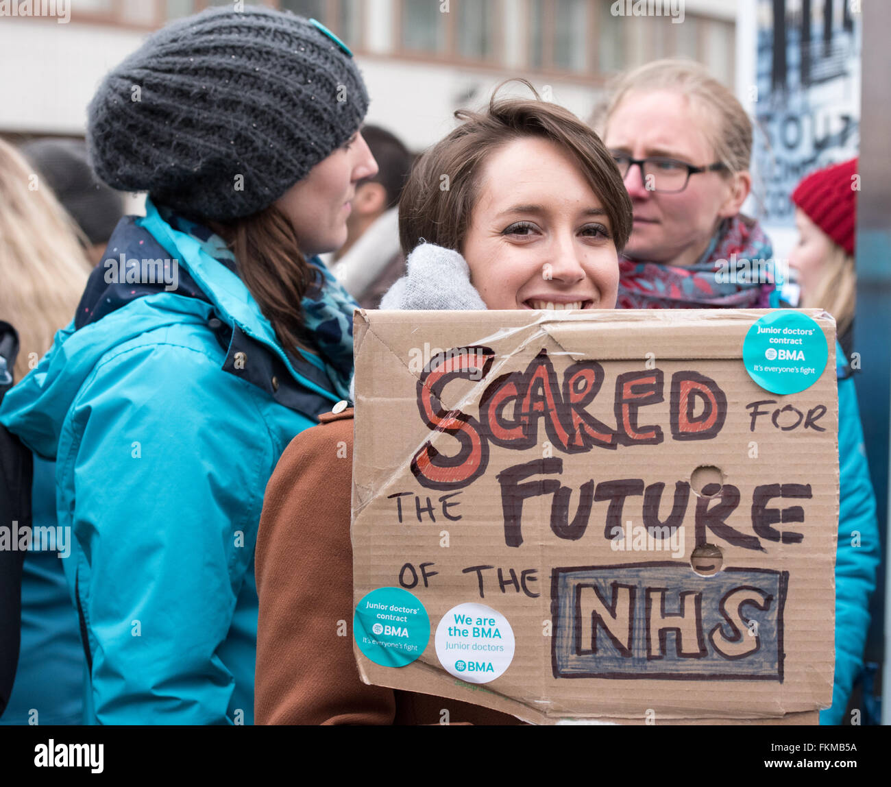 A Londra il 9 marzo 2016, NHS Junior medici picket, St Thomas Hospital, Westminster, Junior medico tiene in casa di credito banner: Ian Davidson/Alamy Live News Foto Stock