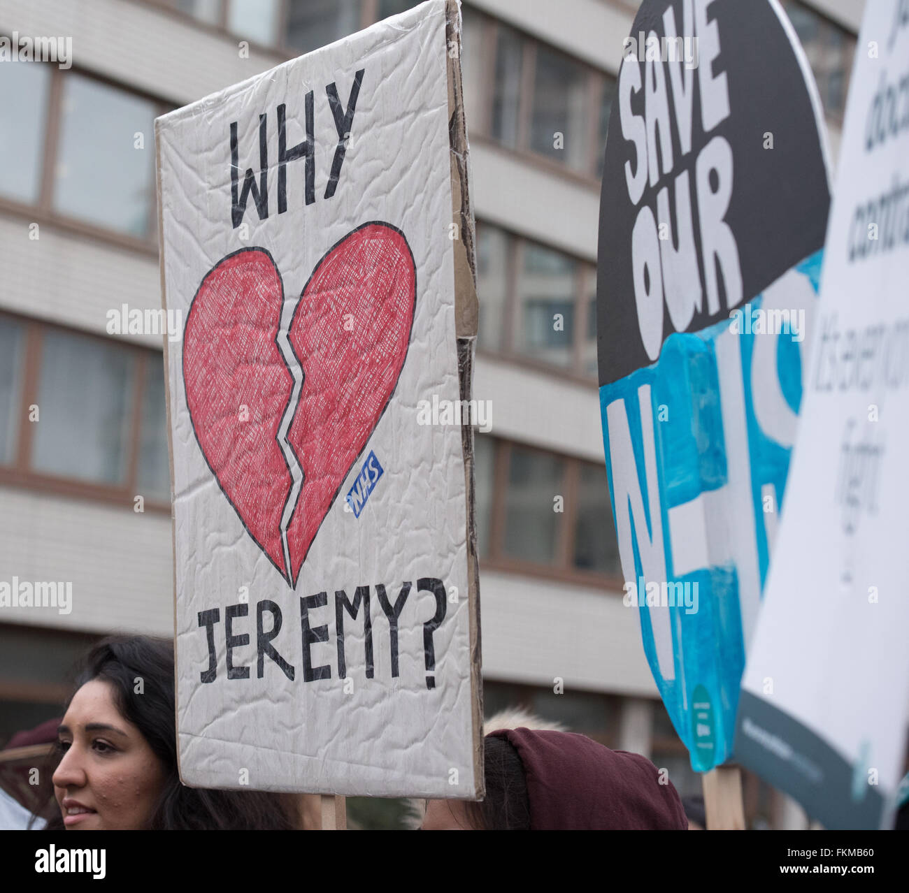 A Londra il 9 marzo 2016, NHS Junior medici picket, St Thomas Hospital, Westminster, banner Credit: Ian Davidson/Alamy Live News Foto Stock