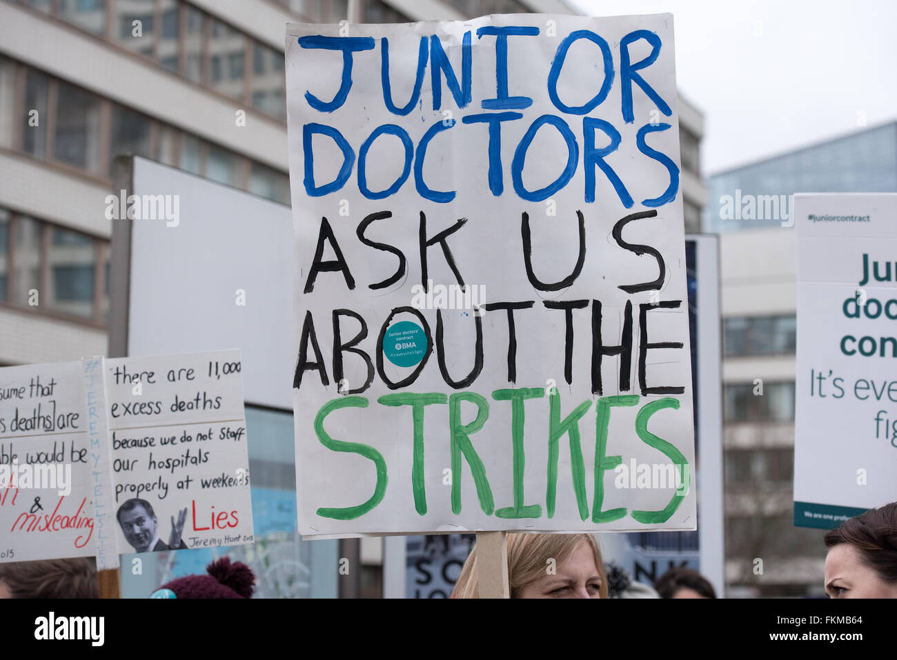 A Londra il 9 marzo 2016, NHS Junior medici picket, St Thomas Hospital, Westminster, banner Credit: Ian Davidson/Alamy Live News Foto Stock