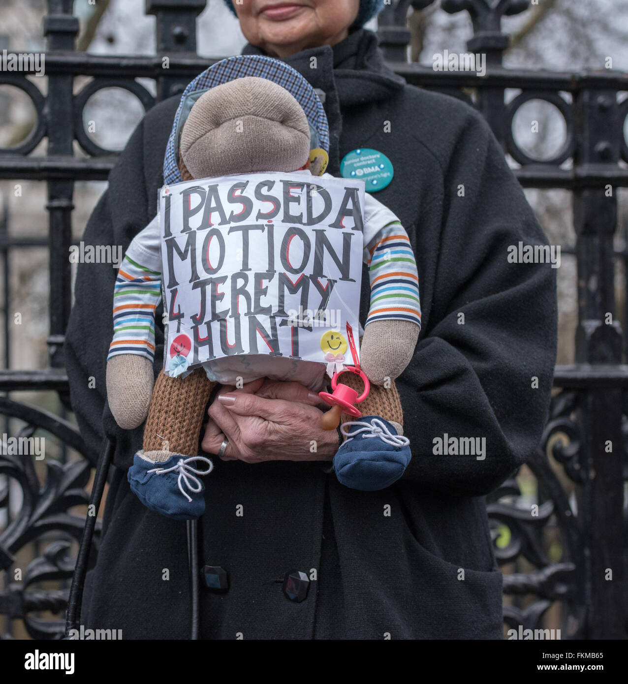 A Londra il 9 marzo 2016, NHS Junior medici picket, St Thomas Hospital, Westminster, Teddy bear passa un moto Credito: Ian Davidson/Alamy Live News Foto Stock