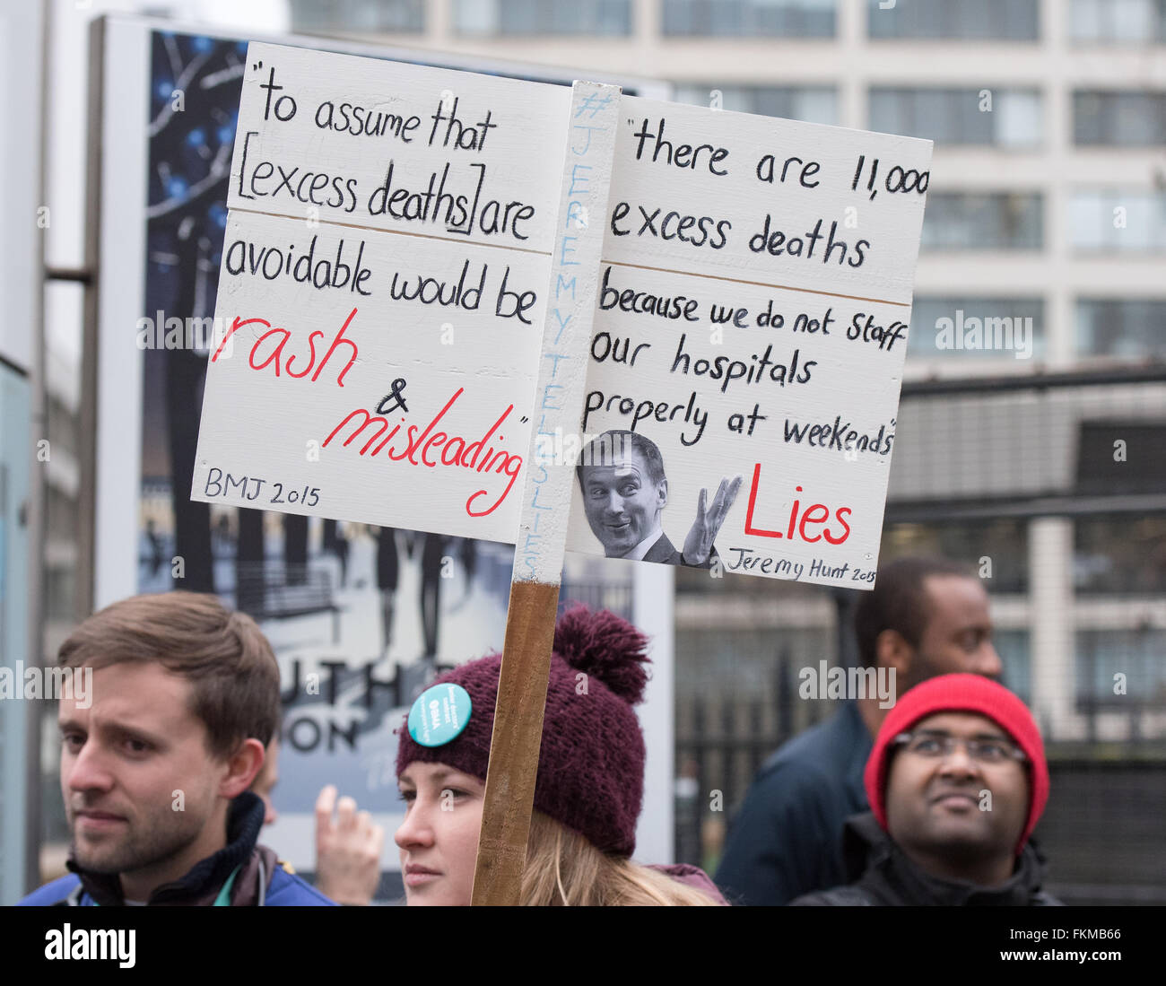 A Londra il 9 marzo 2016, NHS Junior medici picket, St Thomas Hospital, Westminster, fatti in casa i banner di credito: Ian Davidson/Alamy Live News Foto Stock