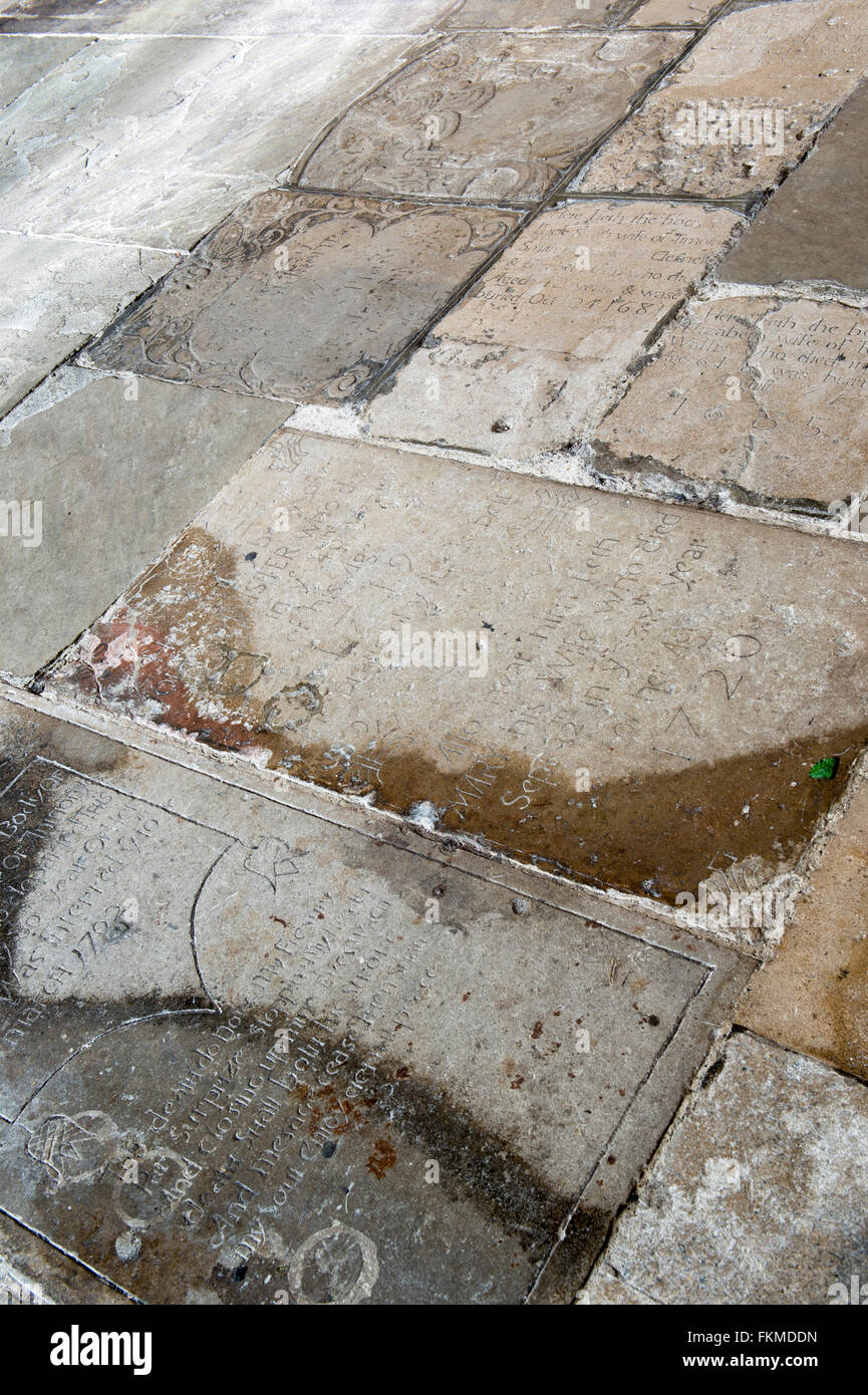 Vecchie lapidi riutilizzato come pavimentazione in Dorchester abbey. Dorchester on Thames, Oxfordshire, Inghilterra Foto Stock