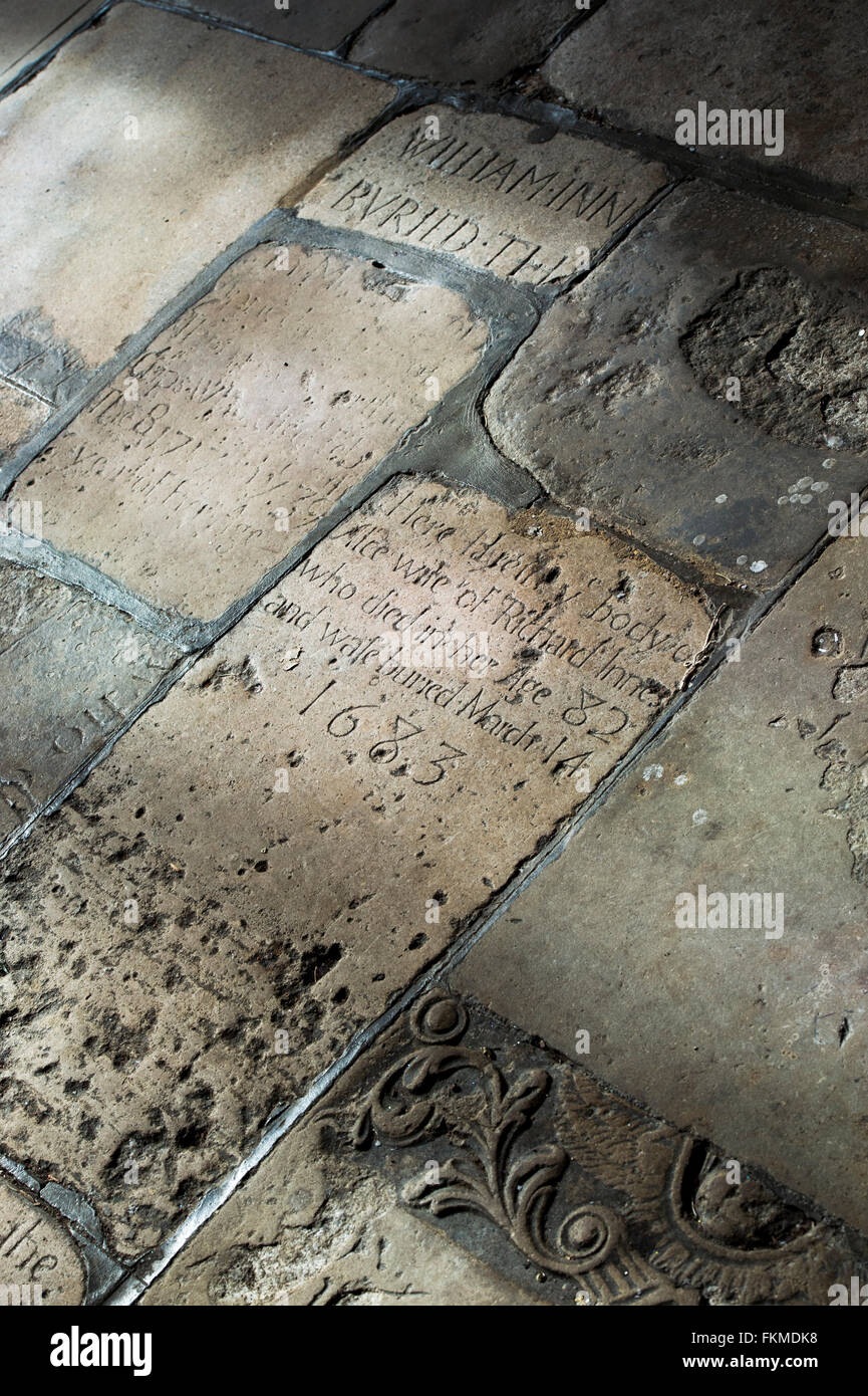 Vecchie lapidi riutilizzato come pavimentazione in Dorchester abbey. Dorchester on Thames, Oxfordshire, Inghilterra Foto Stock