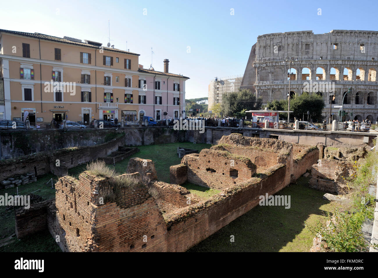 Italia, Roma, Ludus Magnus e Colosseo Foto Stock